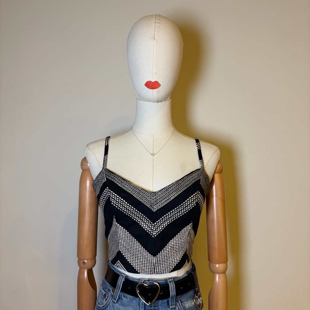 Honey Punch Chevron Linen Blend Crop Top size M